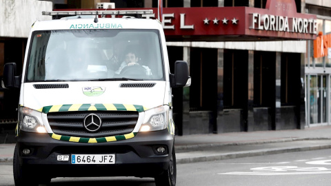 Una ambulancia frente al Hotel City House Florida Norte este martes. /EFE