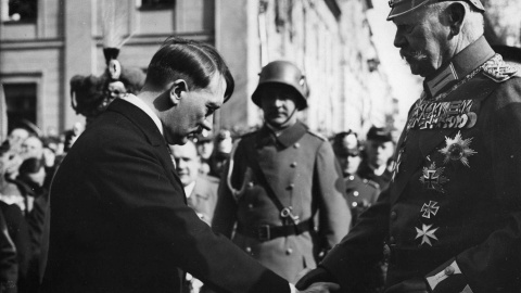 Hitler y Paul von Hindenburg en el Día de Potsdam, 21 de marzo de 1933. WIKIPEDIA