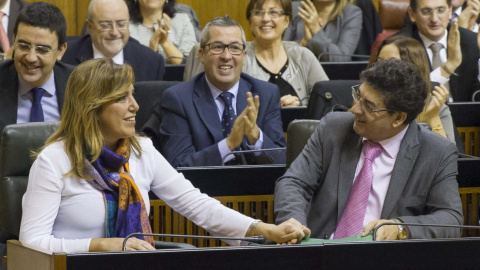 Susana Díaz en el Parlamento andaluz junto al que fuera vicepresidente de la Junta, Diego Valderas. EFE