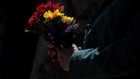 Una mujer con un ramo de flores con los colores de la bandera de la República en una imagen de archivo. Fernando Sánchez / EUROPA PRESS