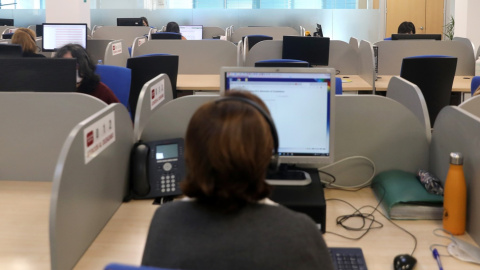 Una teleoperadora atiende por teléfono en la sede del servicio de información (Foto de Archivo). -ISABEL INFANTES / Europa Press