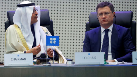 El ministro de Energía saudí y presidente de turno de la OPEP, el príncipe Abdulaziz bin Salman Al-Saud, con el ministro ruso de Energía, Alexander Novak, en la cumbre de países productores de petrólero, en Viena, que se acordó un recorte de produc