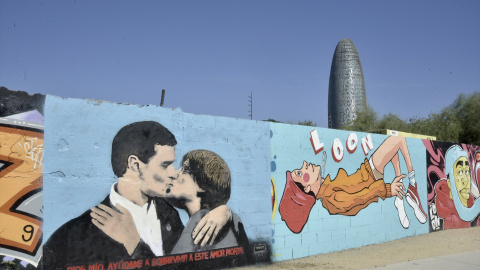  Vista del la pintura del presidente español y candidato del PSOE a la reelección Pedro Sánchez y al expresidente de la Generalitat y eurodiputado de Junts, Carles Puigdemont, dándose un beso en el mural del artista urbano TVBoy, en la plaza de las Gl