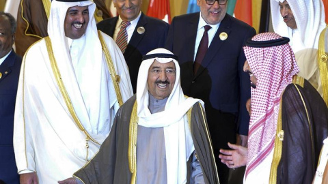 Fotografía de archivo fechada el 25 de marzo de 2014 que muestra al emir de Catar, Tamim bin Hamad Al-Thani (c), junto al emir de Kuwait Sabah IV Al-Ahmad Al-Jaber Al-Sabah (i) y al entonces príncipe saudí Salmán bin Abdulaziz (d), durante una cumbre 