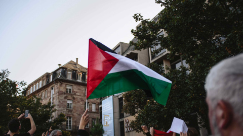 Una bandera de Palestina en una manifestación por su liberación, en Estrasburgo, Francia, a 13/10/2023. Mathilde Cybulski / Hans Lucas / AFP.