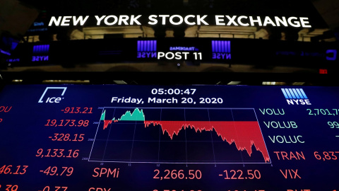 Paneles informativos en el patio de negociación de la Bolsa de Nueva York, en Wall Street.. REUTERS/Lucas Jackson