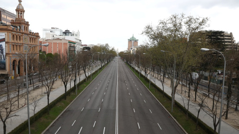 Vista de un desértico Paseo de la Castellana, una de las principales arterias de negocios y comercial de la cidad de Madrid. REUTERS/Sergio Perez