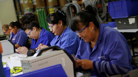 Trabajadores en una planta de fabricación de cables, en Ciudad Juárez (México). REUTERS / Jose Luis Gonzalez