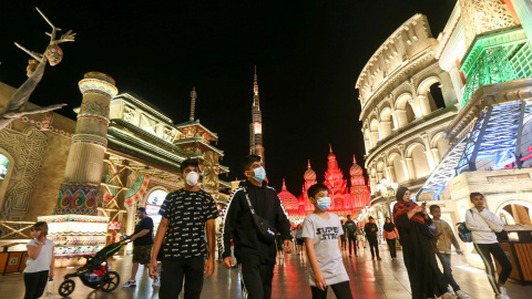 Personas con mascarillas en el centro comercial y de ocio Global Village, en Dubái.  REUTERS/Satish Kumar