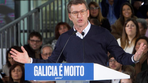 El Presidente de la Xunta de Galicia Alberto Núñez Feijóo (c), durante su intervención hoy sábado en el Auditorio Mar de Vigo, como candidato del Partido Popular a la presidencia de la Xunta de Galicia por cuarta vez consecutiva.- EFE/Salvador Sas