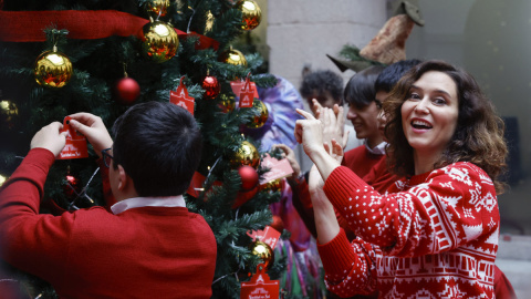 La presidenta de la Comunidad de Madrid, Isabel Díaz Ayuso, decora el árbol de navidad en la Real Casa de Correos, y presenta el programa de actividades organizadas para estas fechas navideñas este jueves en la Puerta del Sol. - Aitor Martín | EFE