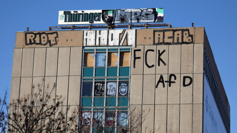 Edificio con un graffiti en contra del AdF. REUTERS/Christian Mang