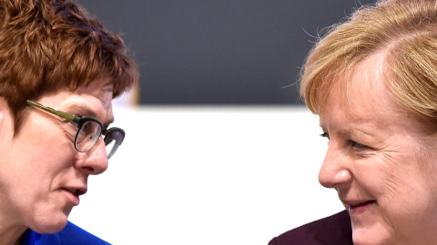 Angela Merkel junto a Annegret Kramp-Karrenbauer. REUTERS/Matthias Rietschel/File Photo