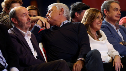 Felipe González le besa la mano a un militante durante la presentación de la candidatura de Susana Díaz para liderar el PSOE. REUTERS