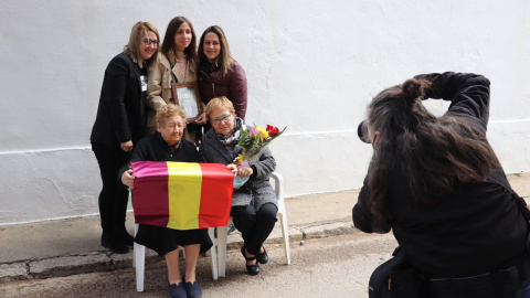 Familiares de víctimas del franquismo muestran los recuerdos que les quedan de los enterrados en la fosa del cementerio de Paterna. FOTO: CARLOS CONGA