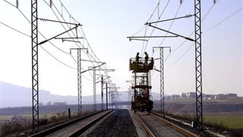 Reparación de una catenaria de electrificación de una línea ferroviaria. E.P.