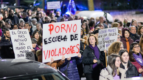 Cientos de personas protestan con carteles durante el 8M en Guadalajara, Castilla La-Mancha (España). Rafael Martín / Europa Press