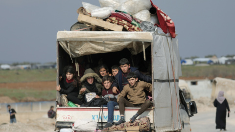 18/02/2020 - Niños desplazados viajan en una camioneta con sus pertenencias en Afrin, Siria. REUTERS / Khalil Ashawi