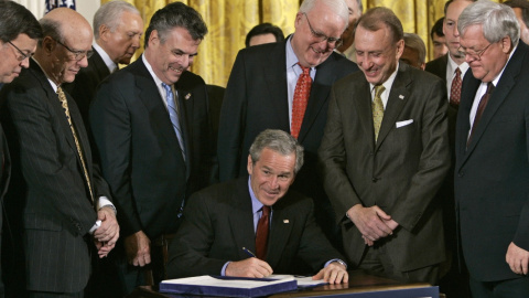 El entonces presidente de los Estados Unidos, George W. Bush, firma la renovación de la Patriot Act en 2006, un día antes de que 16 medidas principales de la ley expirasen. PAUL J. RICHARDS / AFP