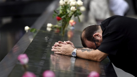 El neoyorquino Rocco diNardo reza ante el monumento a las víctimas del 11-S en el Memorial del 11-S en Nueva York (Estados Unidos). JUSTIN LANE | EFE