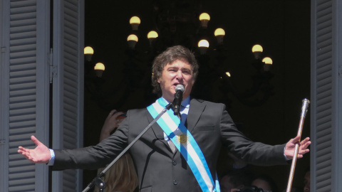 El presidente argentino Javier Milei en el balcón de la Casa Rosada saludando sus simpatizantes. EFE/ Enrique García Medina