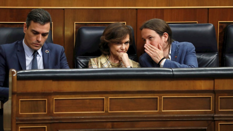 04/02/2020.- El presidente del Gobierno, Pedro Sánchez (i), junto a la vicepresidenta primera del Ejecutivo, Carmen Calvo (c), y el vicepresidente segundo, Pablo Iglesias (d), en el Congreso. / EFE