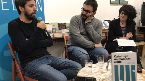 Sergi Picazo, Roger Palà i Montse Santolino durant la presentació del llibre 'Catalunya: un moment crític'. @edu_palo