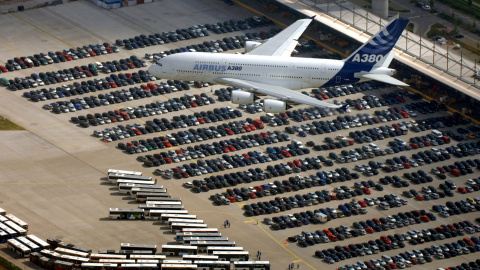 El avión de pasajeros Airbus A380 vuela sobre la planta de la empresa en Hamburgo. / REUTERS