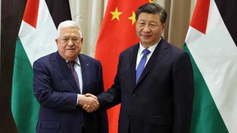  El presidente palestino, Mahmoud Abbas, le da la mano al presidente chino, Xi Jinping, durante su reunión al margen de la primera cumbre árabe-china en Riad.- Thaer Ganaim/APA Images