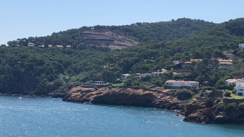 Un dels molts exemples d'urbanisme salvatge a la Costa Brava. SOS Costa Brava