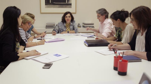 La delegada de Políticas de Género y Diversidad, Celia Mayer (c), preside el primer comité de crisis por la muerte de una mujer asesinada por violencia machista, hoy en el Ayuntamiento de Madrid. EFE/Luis Millán