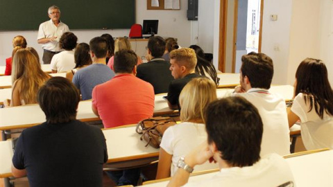 Imagen de un profesor impartiendo clase. EP