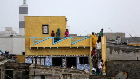 Los residentes de la zona costera de Veraval observan las grandes olas desde su casa antes de la llegada del ciclón | Reuters