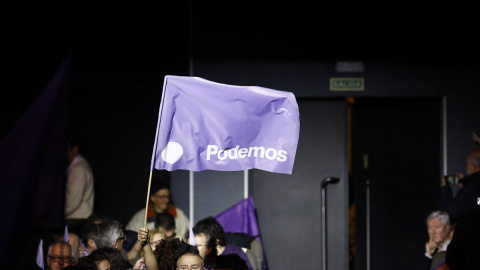  Un asistente ondea una bandera del partido durante el acto "Ahora más que nunca", con el que la formación inicia una nueva etapa política tras la ruptura con Sumar. EFE/ Rodrigo Jiménez