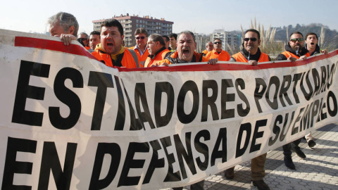 Foto de archivo de una protesta de estibadores en el puerto de Pasaia. / EFE