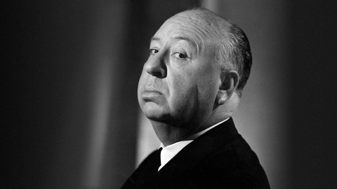 El director de cine británico Alfred Hitchcock .