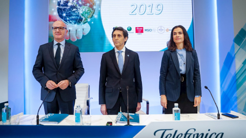 El presidente del grupo Telefónica, José María Álvarez-Pallete (c), acompañado del consejero delegado, Ángel Vila y Laura Abasolo, directora general de Finanzas y Control, momentos antes de la rueda de prensa para presentar los resultados de 2019.. 