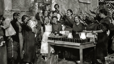 Reparto de comida por mujeres de la Sección Femenina en Guipúzcoa en 1937.- FONDO MARÍN-KUTXA FOTOTEKA