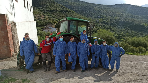 Grupo de voluntarios encargados de la desinfección del municipio de Zahara de la Sierra (Cádiz).