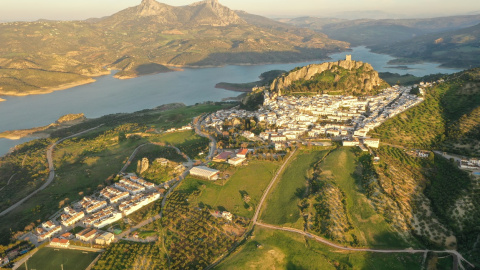 Vista panorámica del pueblo de Zahara de la Sierra. ANDRÉS BARRERA