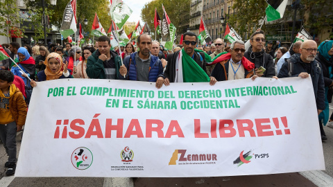 Decenas de personas durante una manifestación en apoyo al Sahara Occidental, desde Atocha a la plaza de Jacinto Benavente, a 11 de noviembre de 2023, en Madrid (España).- Jesús Hellín / Europa Press