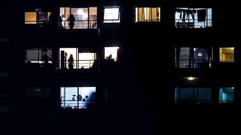 23/03/2020.- Personas en los balcones durante la cuarentena por la emergencia de la covid-19 en Argentina. / EFE - JUAN IGNACIO RONCORONI