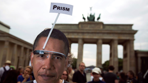 Protesta en Berlín contra la persecución de Edward Snowden tras sus revelaciones sobre la vigilancia masiva de ciudadanos desarrollada por EEUU y sus principales aliados. El programa 'Prism' era una de las bases de ese espionaje. THOMAS PETER/REUTERS