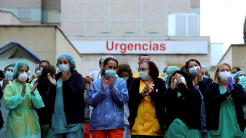 El personal sanitario del madrileño hospital Gregorio Marañón aplaude a la Policía Municipal apoyando su labor, hoy martes en el decimoséptimo día del estado de alarma por la pandemia del coronavirus. EFE/Kiko Huesca.