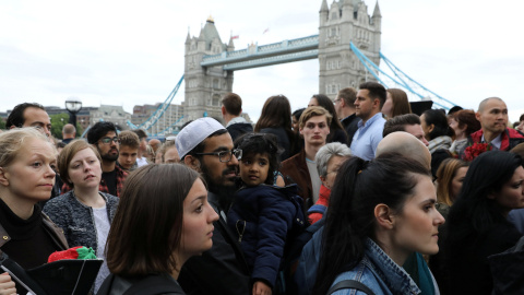 Vigilia en honor de las víctimas del atentado en el Puente de Londres y el Borough Market, en la capital británica, en el Potters Field Park, este lunes. REUTERS/Marko Djurica