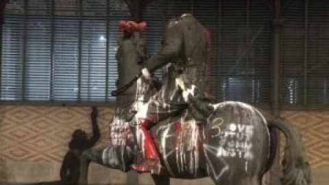 Colocan una cabeza de cerdo en la estatua decapitada de Franco en Barcelona