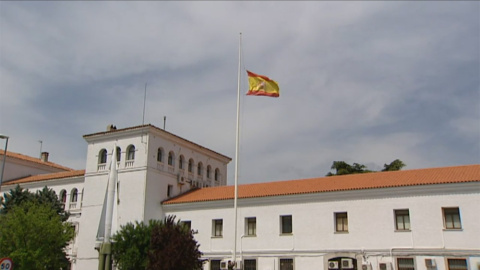 La bandera ondea a media asta en el cuartel de artillería de Fuencarral.- ATLAS