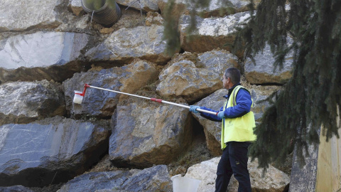 20/02/2020.-Un trabajador del URA, Agencia Vasca del Agua, toma muestras donde se produjo el derrumbamiento del vertedero de Zaldibar. EFE/Luis Tejido.