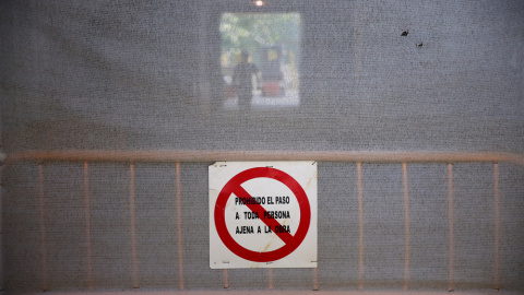 El cartel que prohíbe la entrada a una obra de construcción en el centro de Madrid. REUTERS/Susana Vera