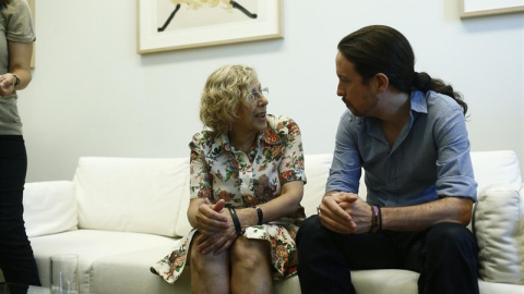 Manuela Carmena y Pablo Iglesias durante una reunión en el Ayuntamiento de Madrid. E.P.